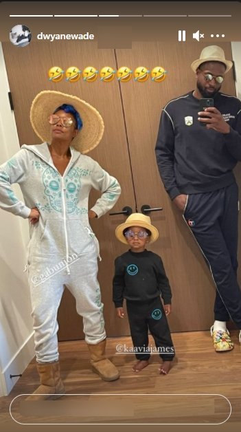 Dwyane Wade shares mirror selfie with his wife Gabrielle Union and their daughter Kaavia wearing matching hats. | Photo: Instagram/dwyanewade