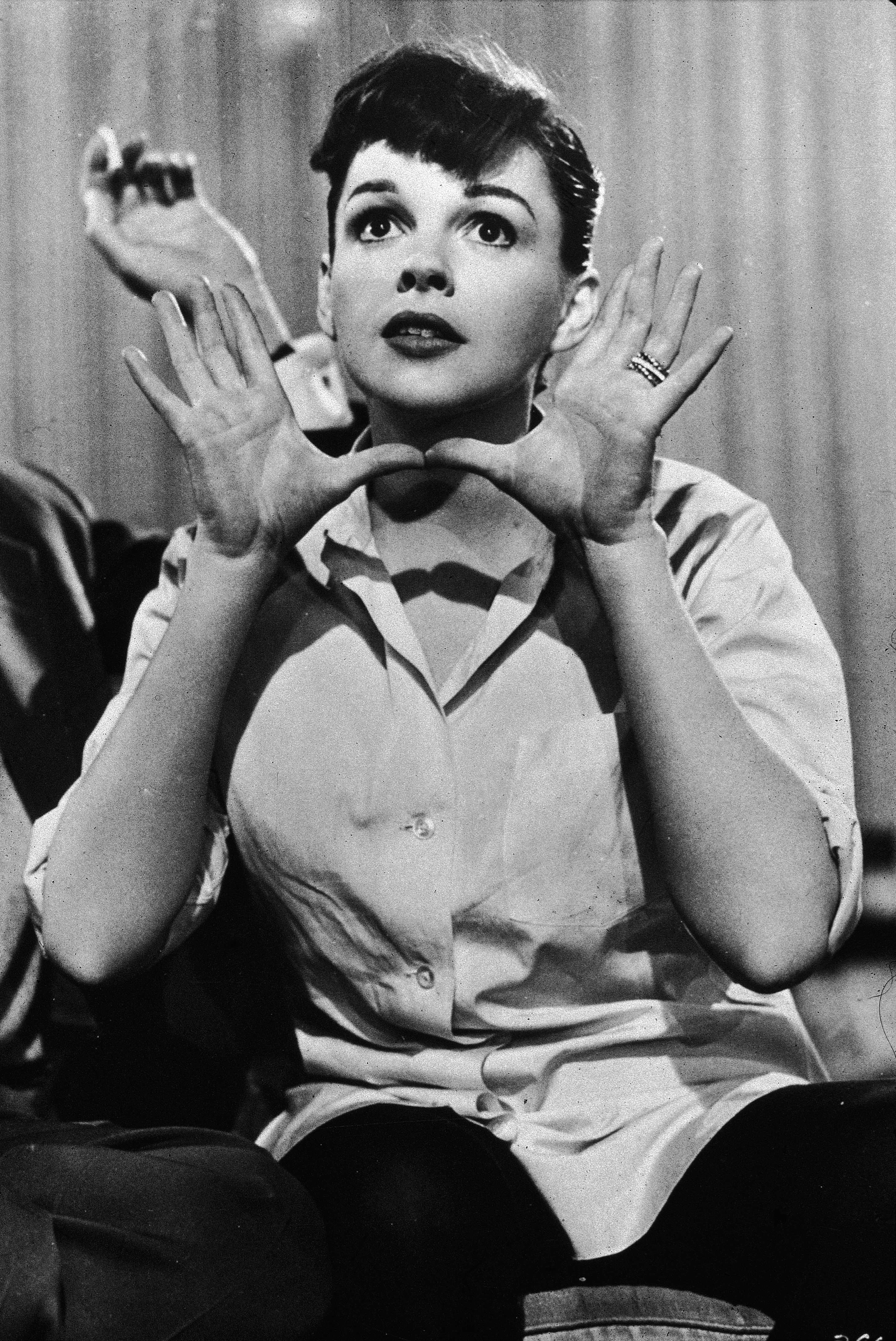 Judy Garland holds her hands up near her face, circa 1950s | Photo: Getty Images