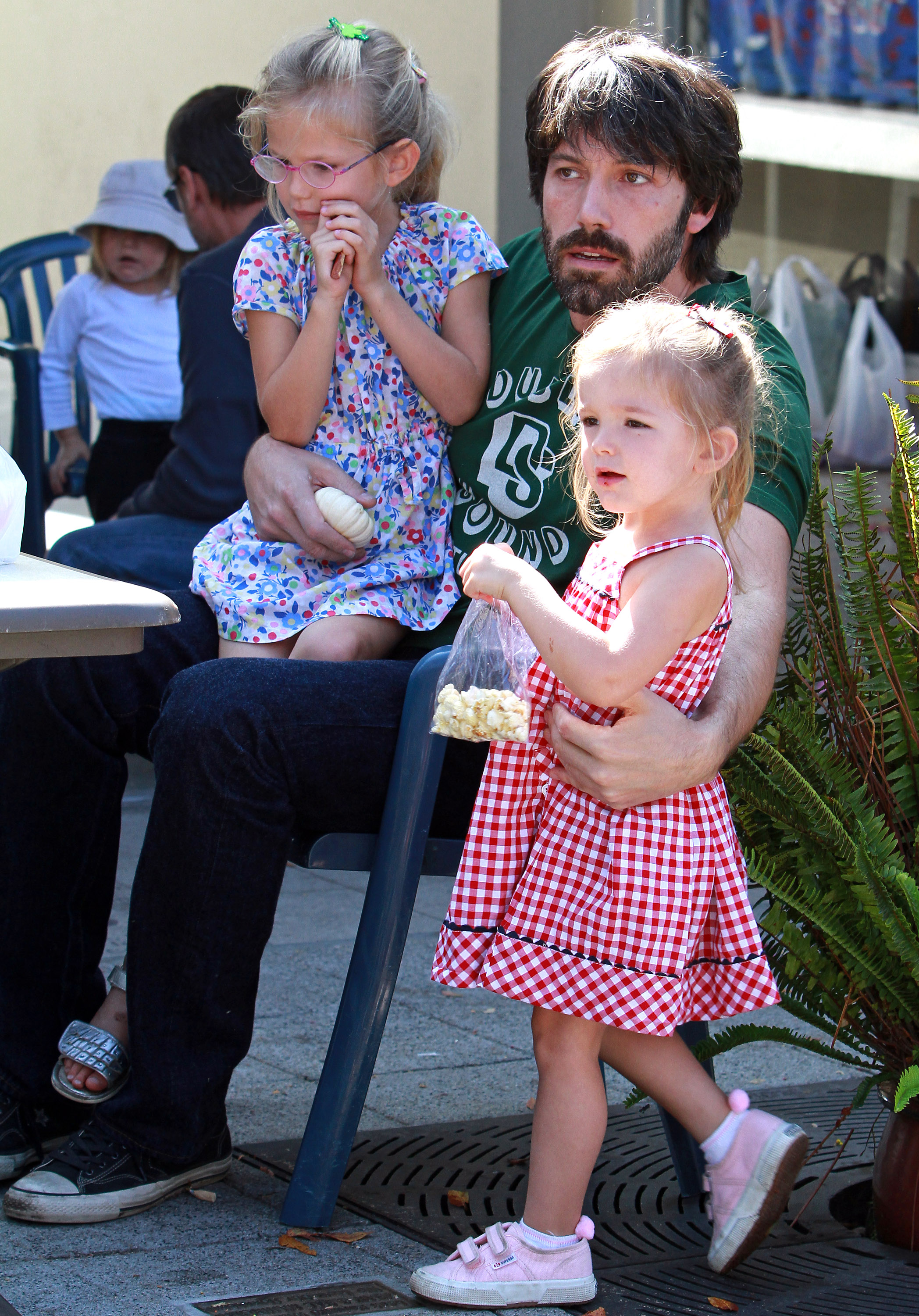 Violet Affleck, Ben Affleck and Seraphina Affleck seen in Brentwood on October 16, 2011 in Los Angeles, California. | Source: Getty Images