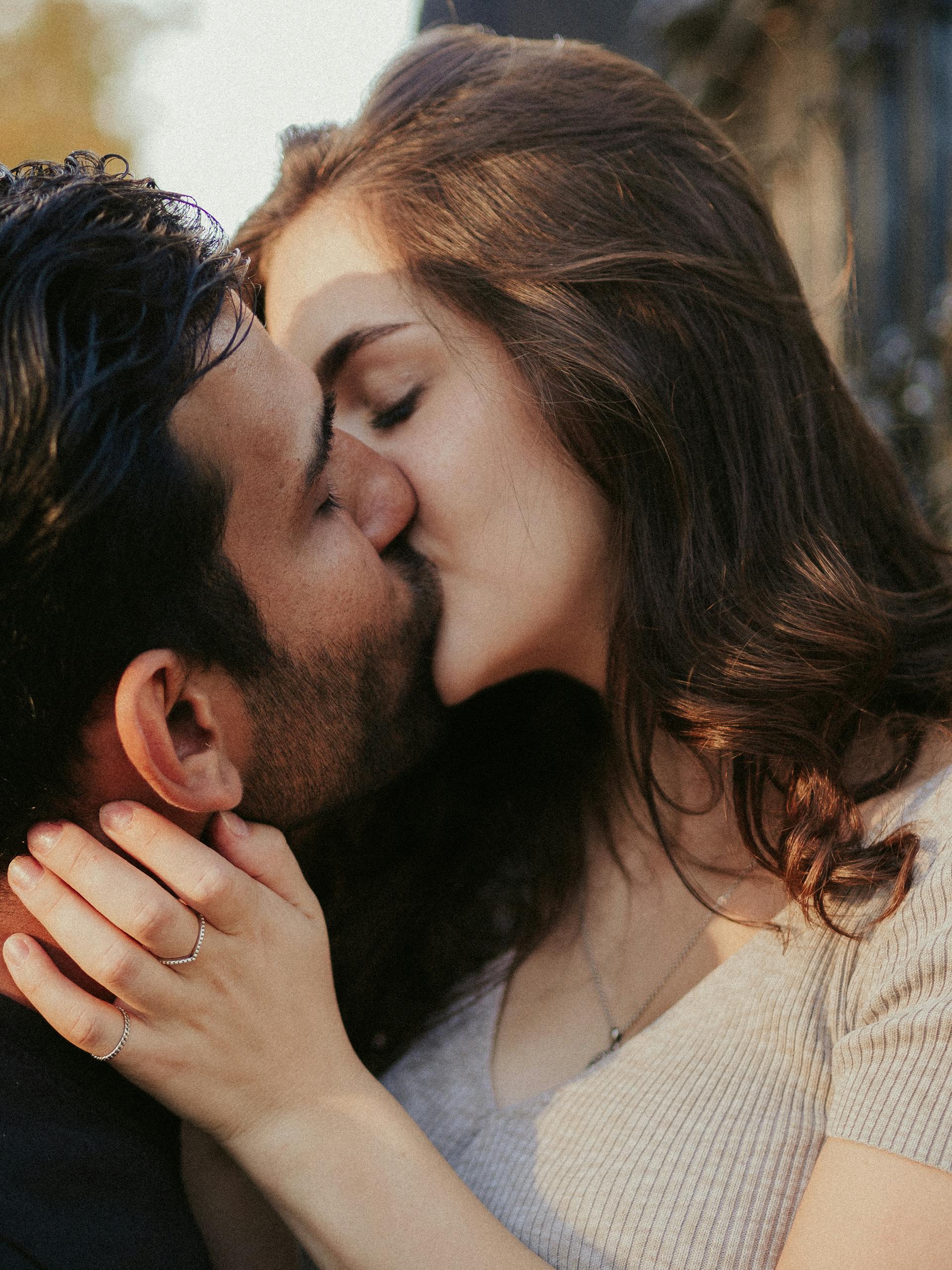 A couple kissing | Source: Pexels