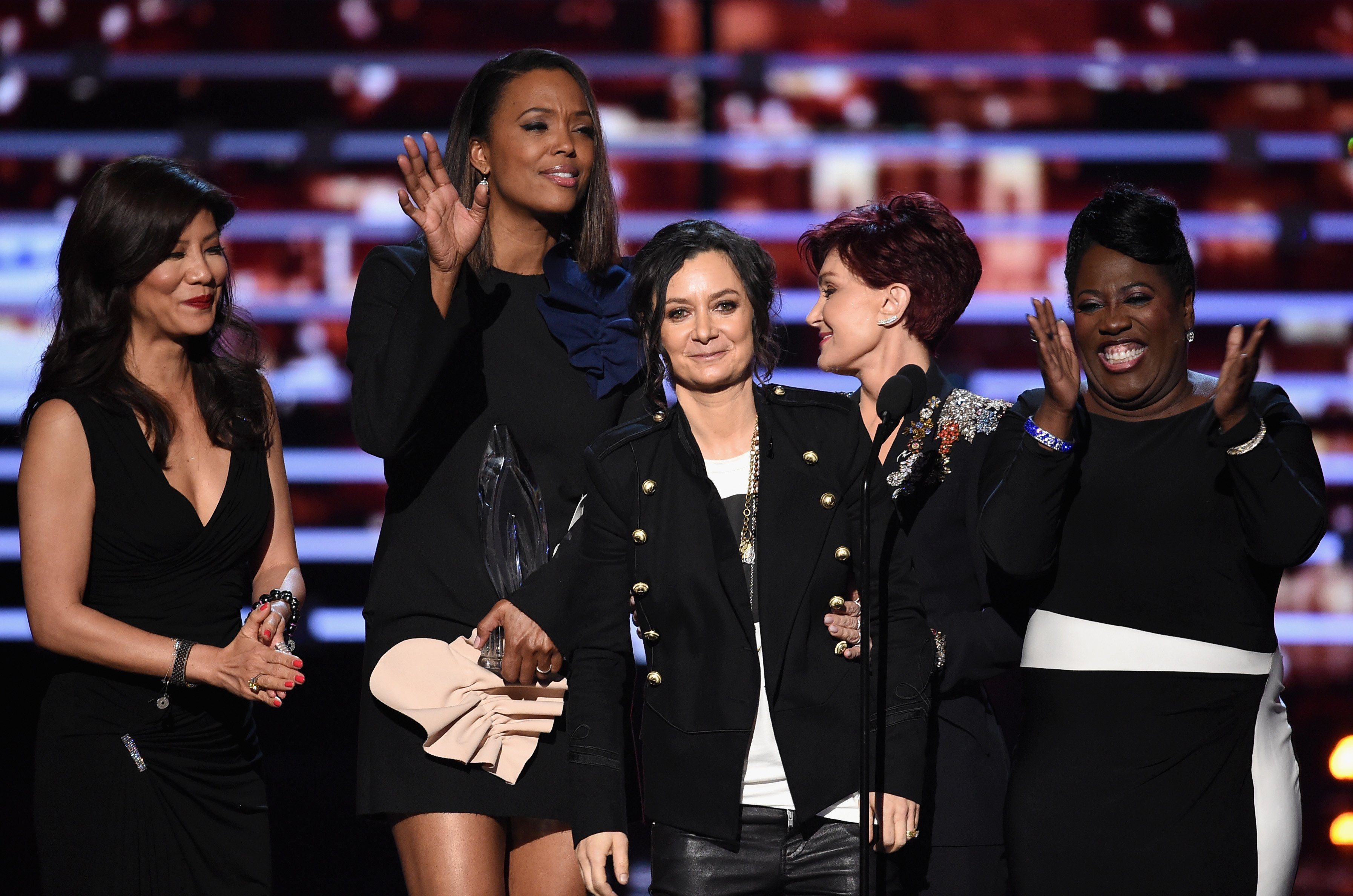TV personalities Julie Chen, Aisha Tyler, Sara Gilbert, Sharon Osbourne, and Sheryl Underwood win the award for Favorite Daytime Talk Show Hosting Team for "The Talk" at the People's Choice Awards in Los Angeles on January 6, 2016 | Photo: Getty Images