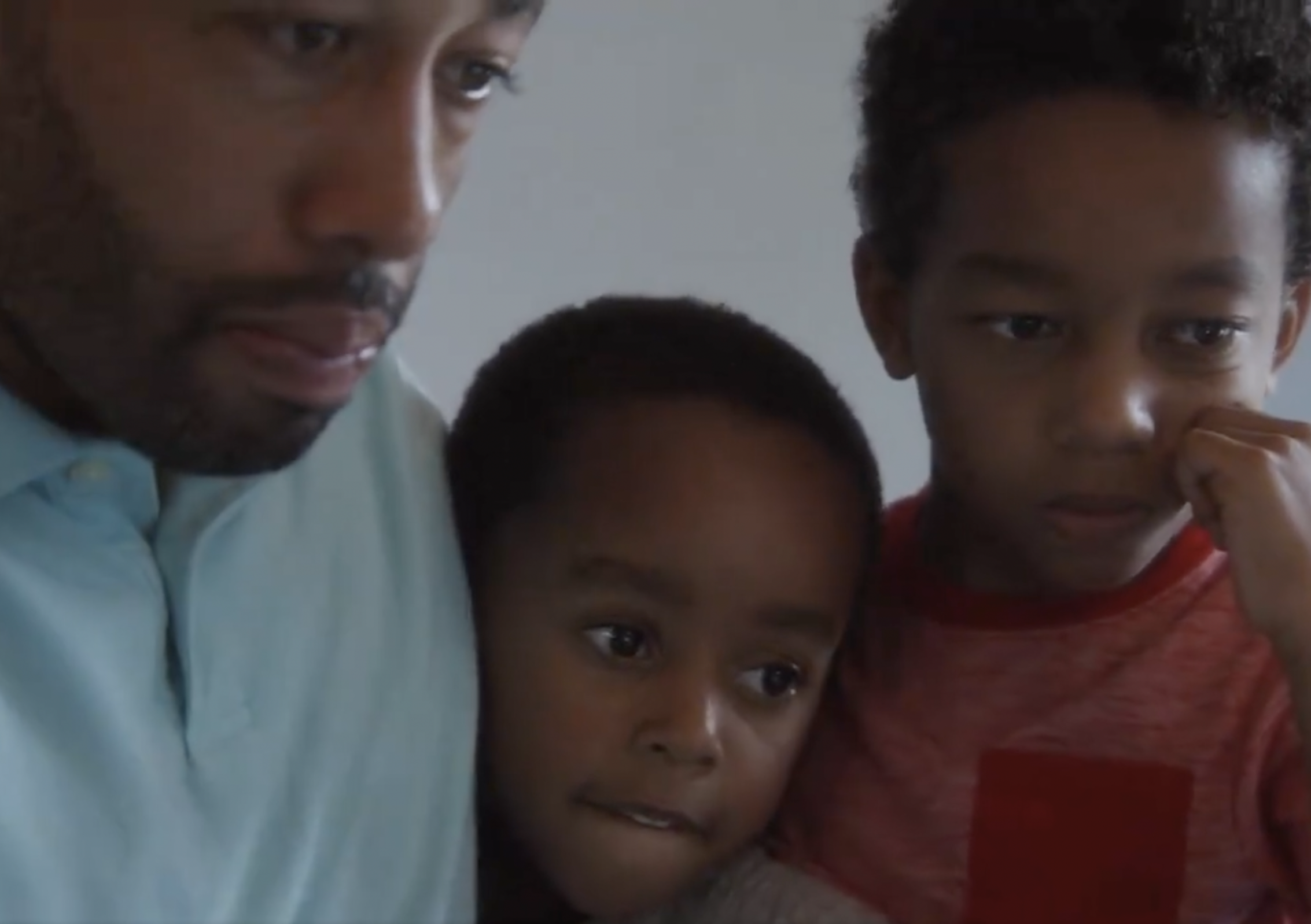 Charles Johnson IV und seine beiden Söhne erzählen, wie er seine Frau Kira Johnson aufgrund von Nachlässigkeit im Krankenhaus bei der Geburt verlor. Er wurde von OWN am 16. Juni 2021 als Single Dad Honoree geehrt | Quelle: Twitter/OWNTV