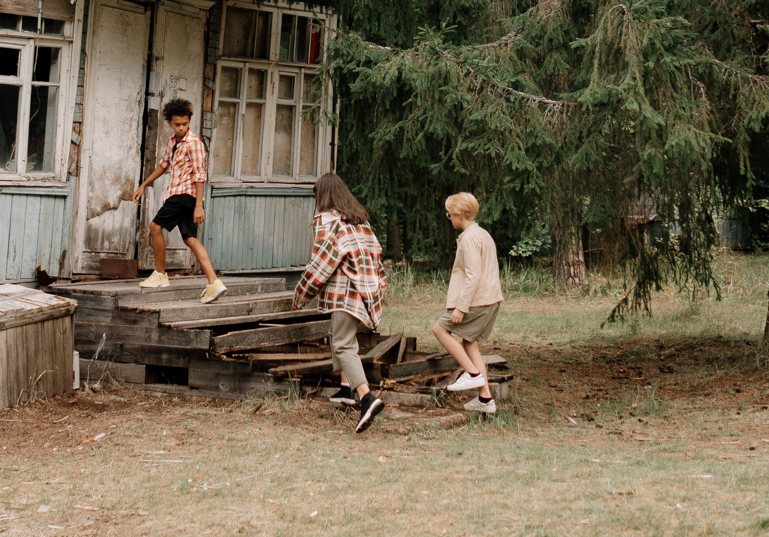 Unos niños entrando en una cabaña de madera en el bosque. | Foto: Pexels