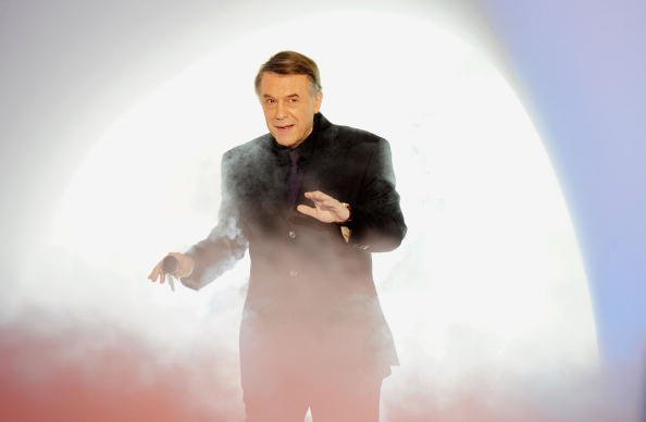 Salvatore Adamo chante sur la scène des Victoires de la Musique au Zénith le 28 février 2009 à Paris. | Photo : Getty Images