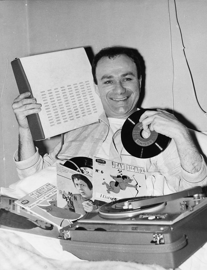 Fernand Raynaud un vinyl à la main. l Source : Getty Images Fernand Raynaud un vinyl à la main. l Source : Getty Images