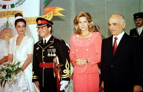Noor de Jordania con un vestido salmón en el matrimonio de su hijastro con Rania . | Foto: Getty Images