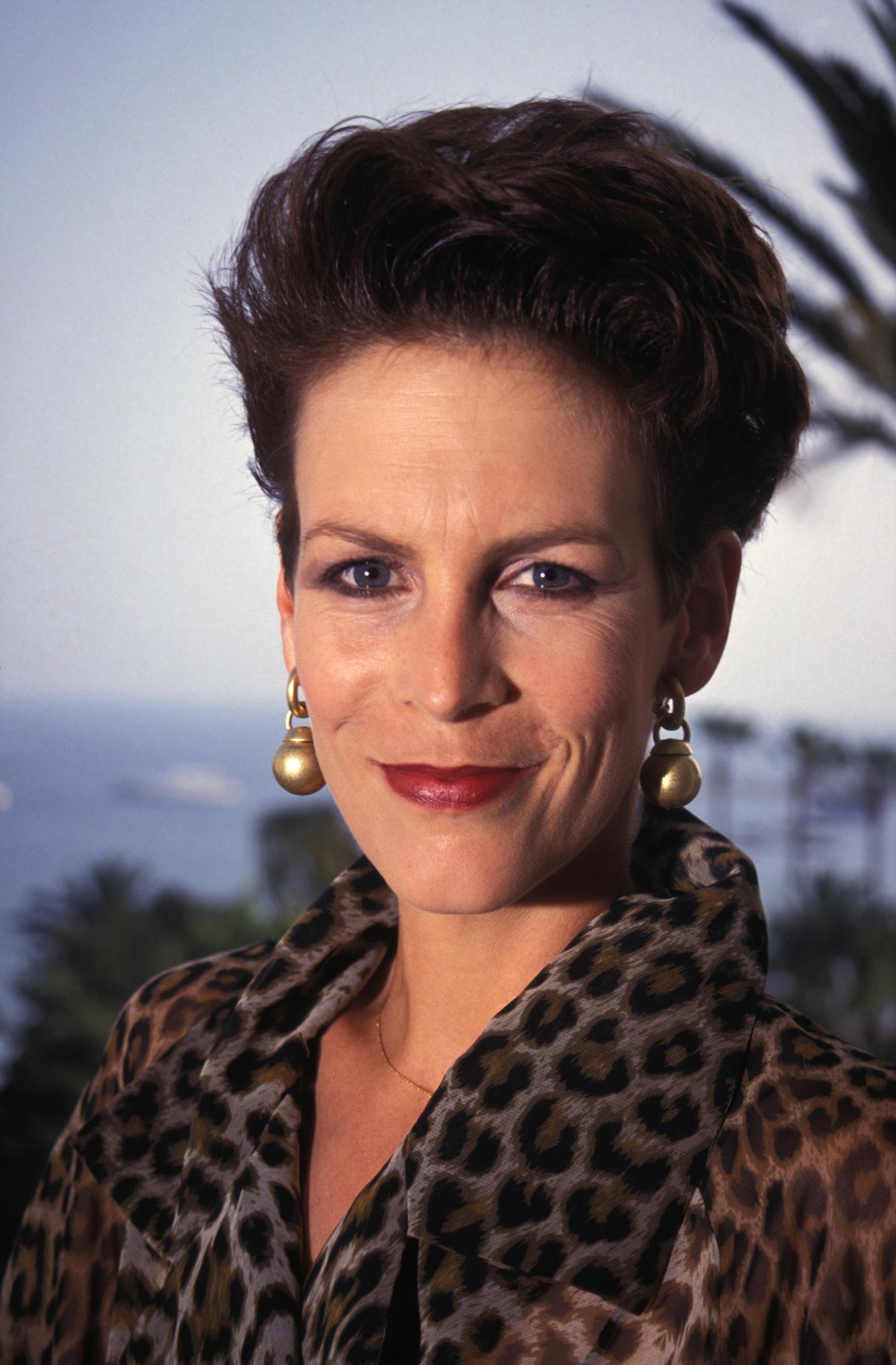 Curtis, who was 33 in 1992, carried a bold, confident edge that defined early-'90s style. With sculpted cheekbones, short swept-back hair, and a leopard-print blouse, she radiated power and charisma. Her look was unapologetically sharp — a reflection of a woman who knew exactly who she was and wasn't afraid to show it.