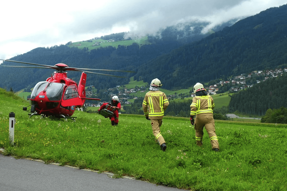 A search and rescue team with their helicopter | Photo: Pixabay