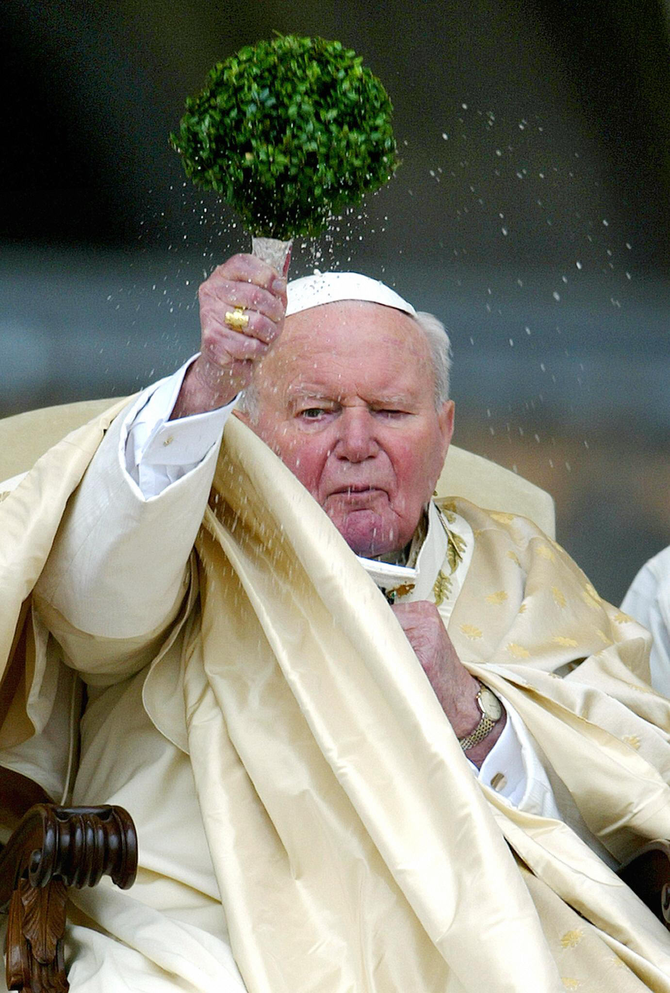 Pope John Paul II blessing pilgrims gathered at St. Peter's Square for the Easter Mass with holy water on April 11, 2003. | Source: Getty Images
