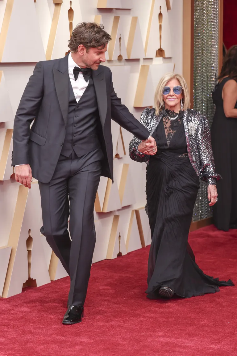 Bradley Cooper et sa mère Gloria Campano, le dimanche 27 mars 2022 | Source : Getty Images
