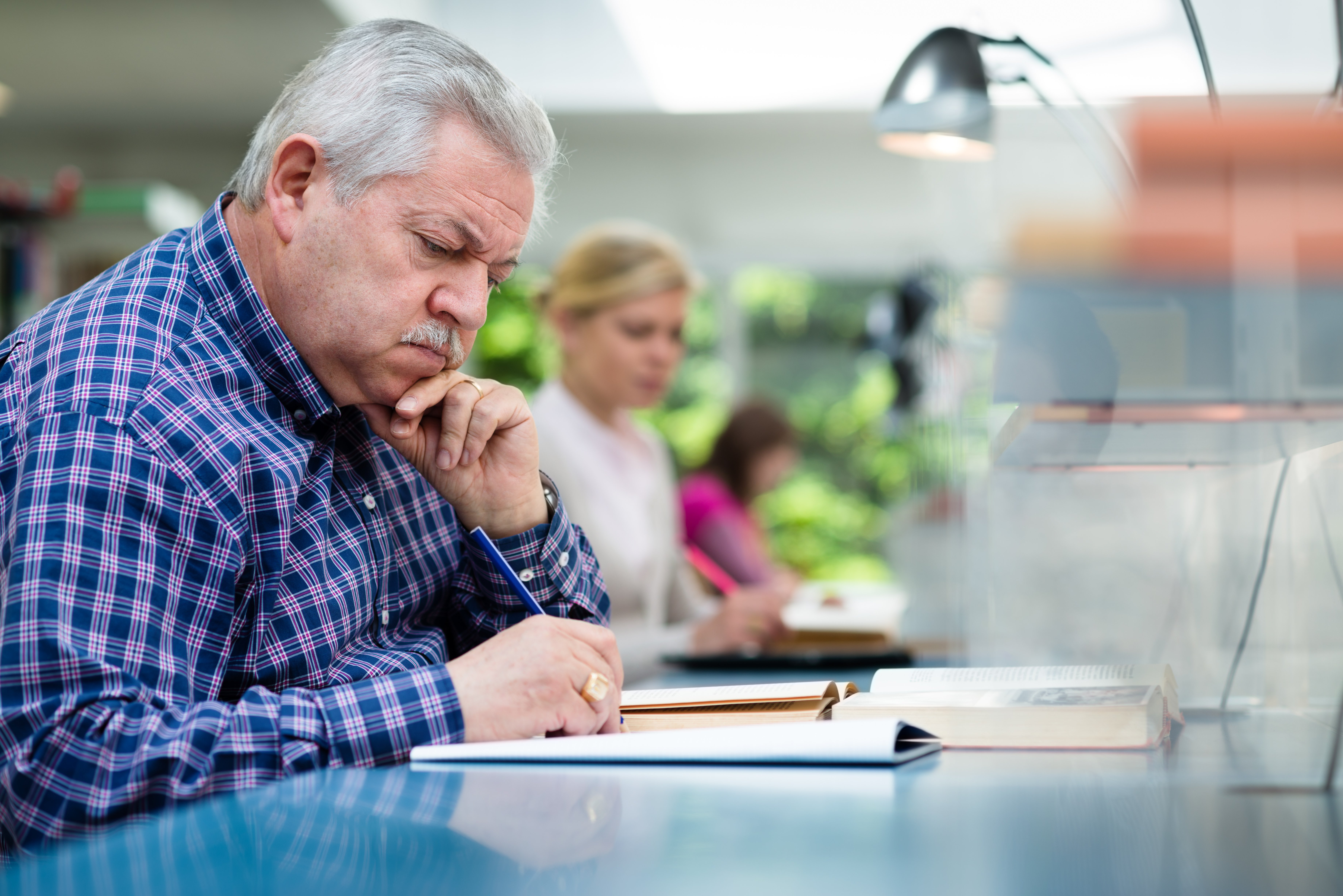 Hombre de tercera edad estudia material didáctico. | Foto: Getty Images
