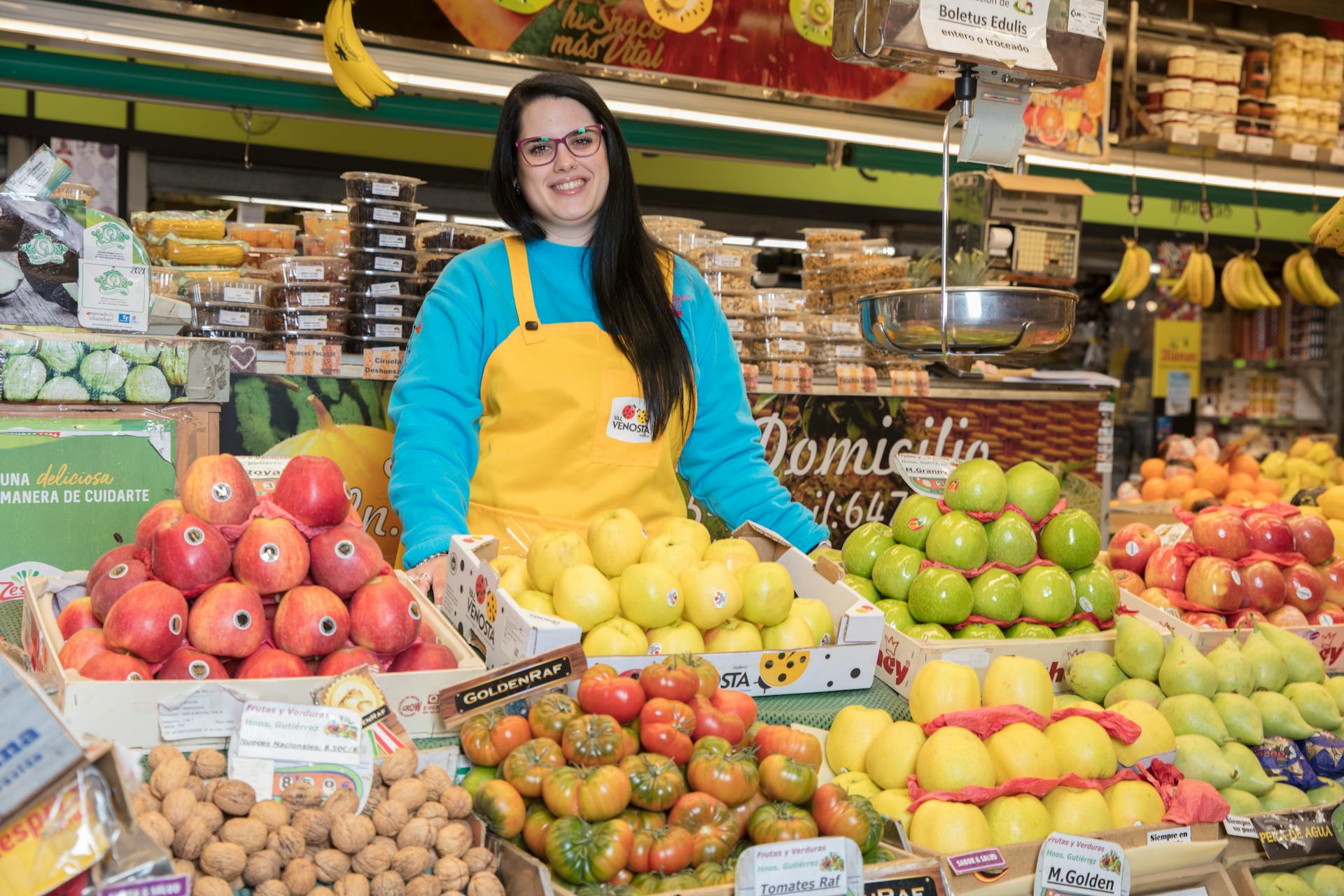 Woman working in a grocery store | Source: Pexels