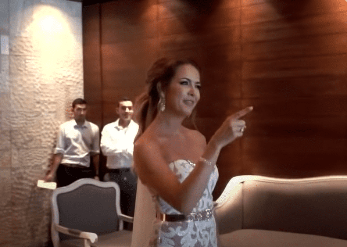 Eine Braut gebärdet das Hochzeitslied, während sie zu ihrem tauben Bräutigam geht | Quelle: Youtube/Inside Edition