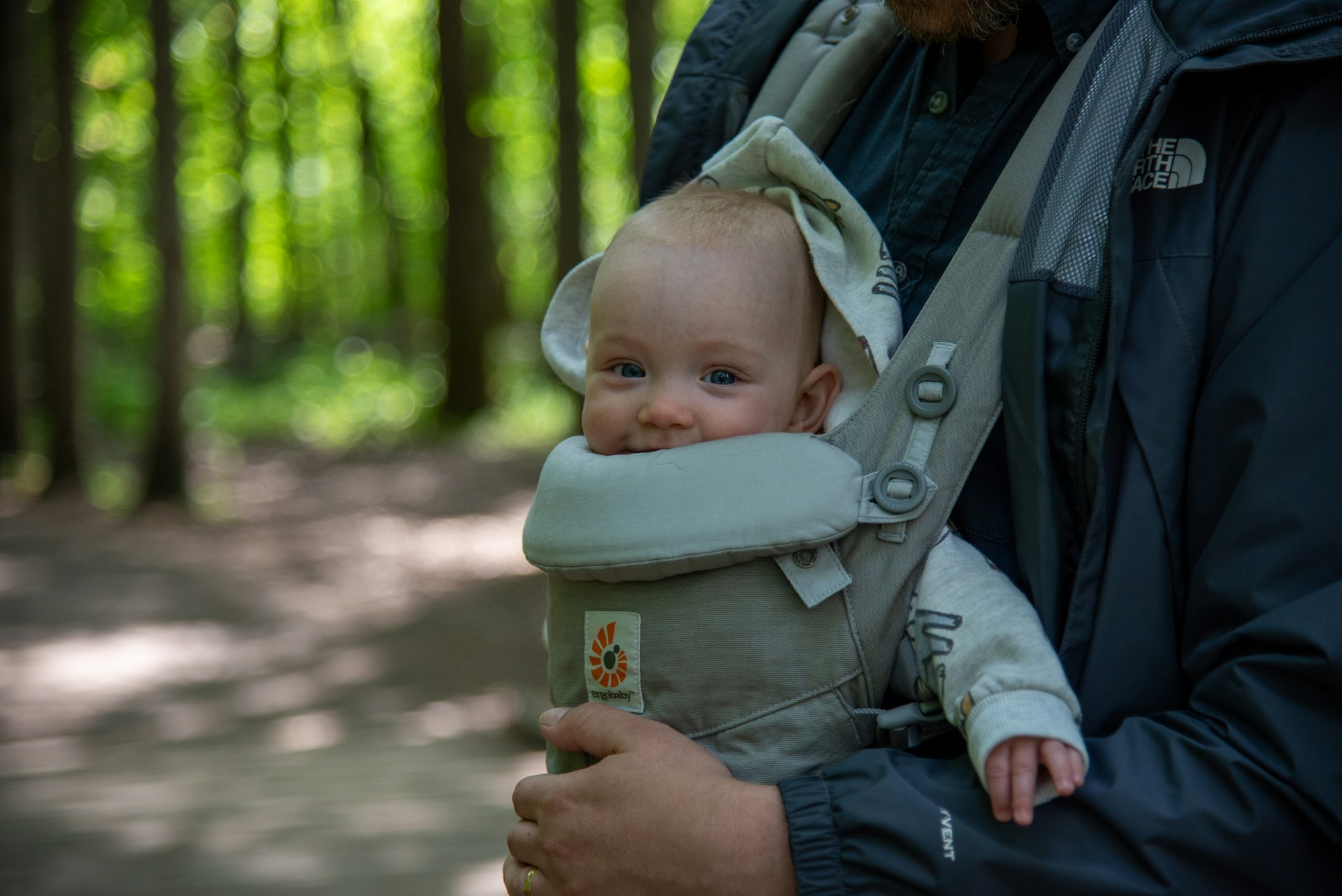 A father carrying his toddler | Source: Unsplash