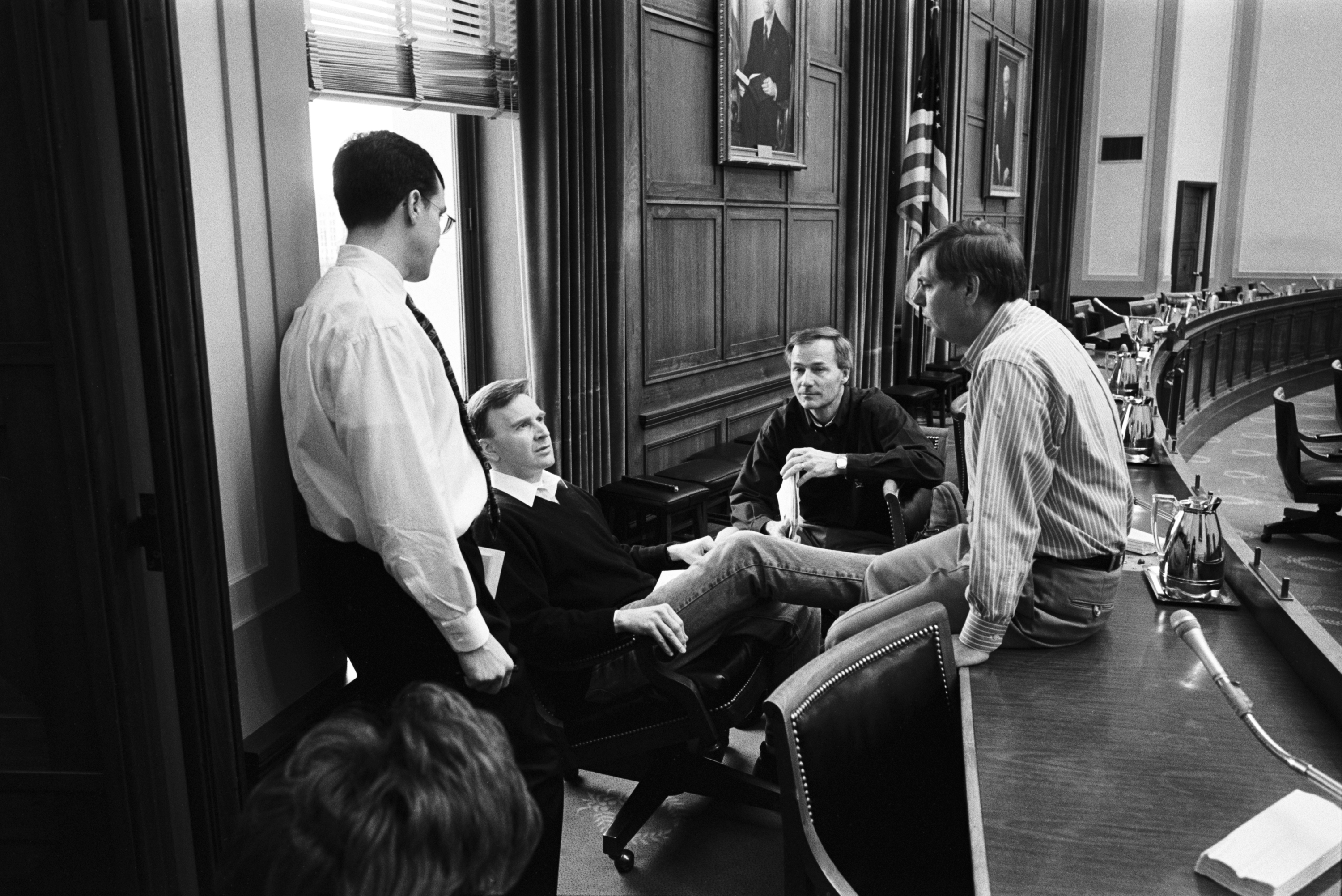 Seated with fellow House managers and staffers, Lindsey Graham takes part in a strategy session as preparations continue for the Senate impeachment trial of President Bill Clinton. The behind-the-scenes photograph offers a rare glimpse of the discussions taking place away from the public spotlight. | Source: Getty Images