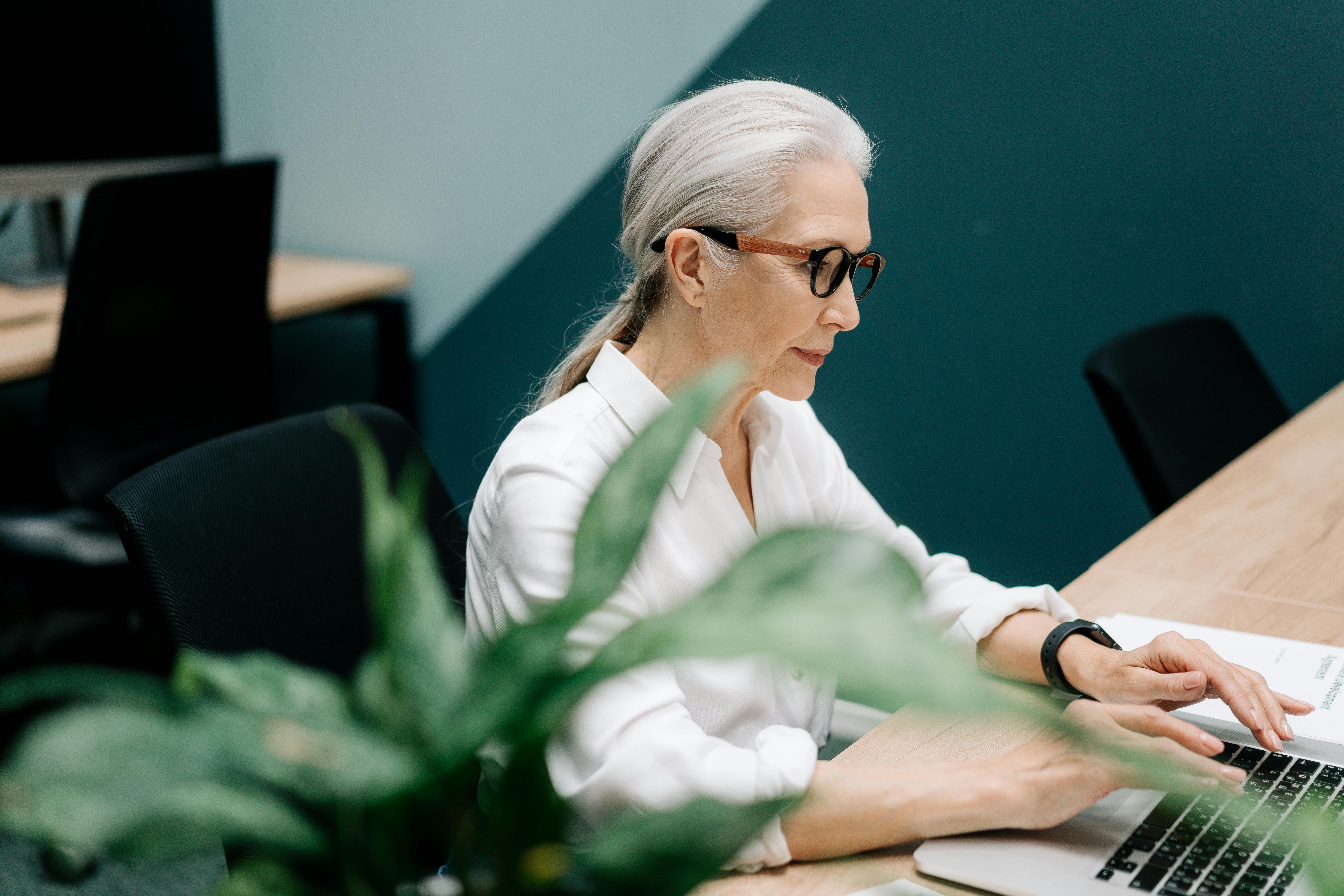 A woman working on a laptop | Source: Pexels