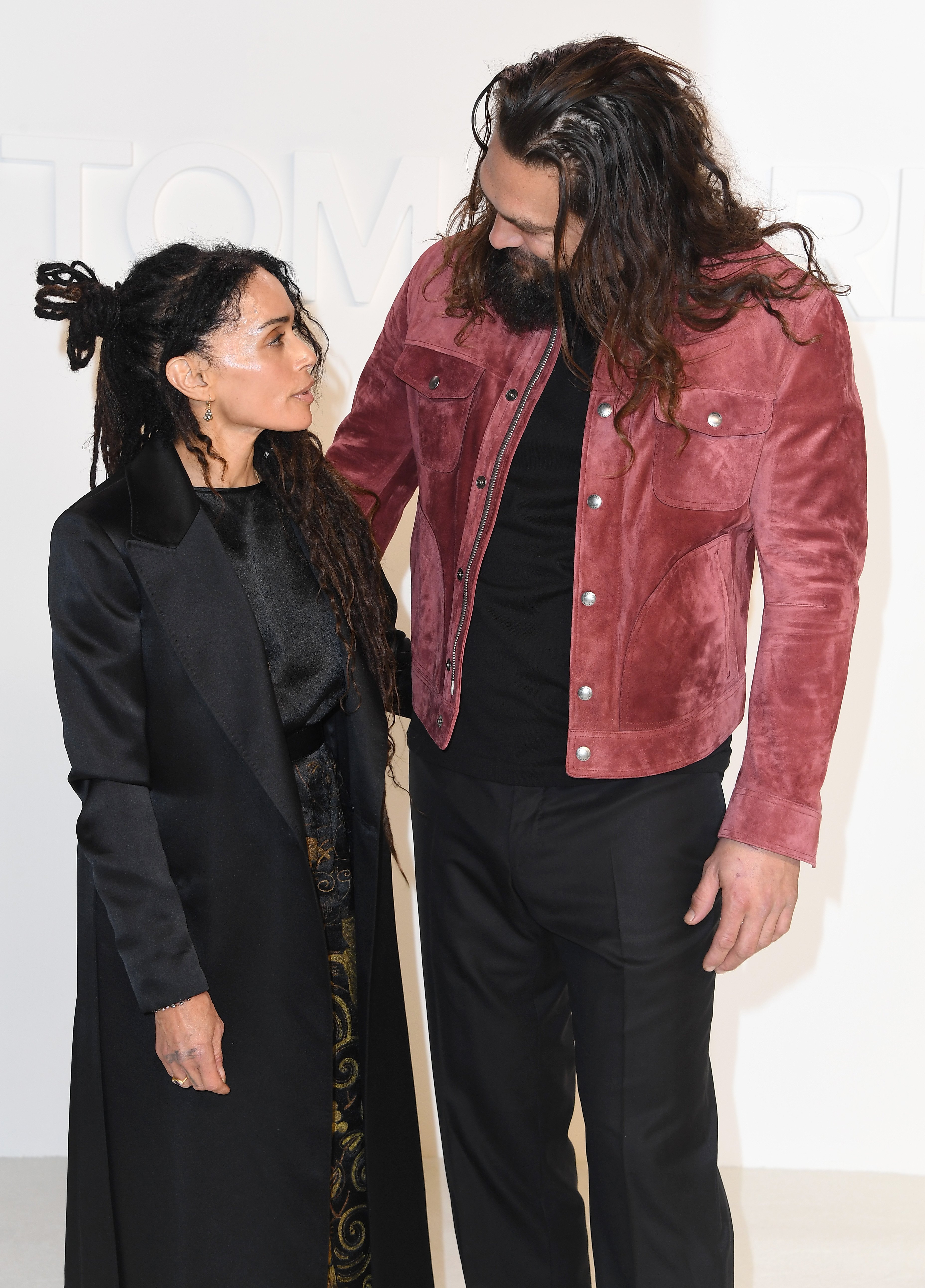 Jason Momoa y Lisa Bonet llegan al show de Tom Ford AW20 en los estudios Milk el 07 de febrero de 2020 en Hollywood, California. | Foto: Getty Images