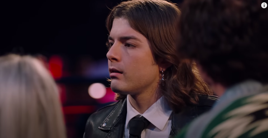 Ryan Mitchell looking at Carson Daly after he was awarded a second chance. | Source: YouTube/The Voice