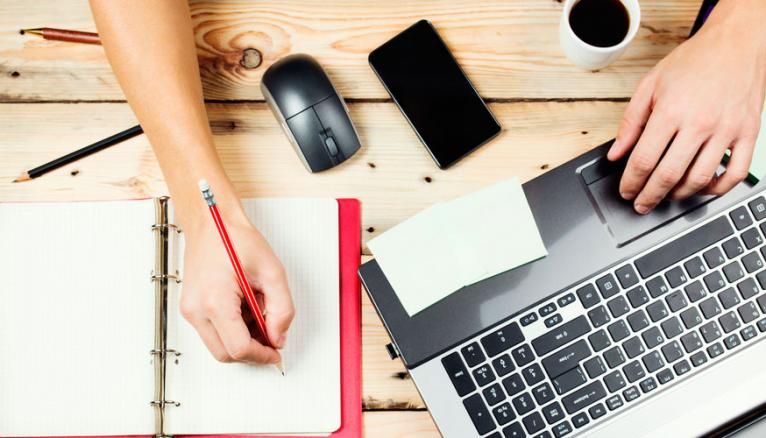 Image d'une Main entrain de rédiger | Photo : Shutterstock