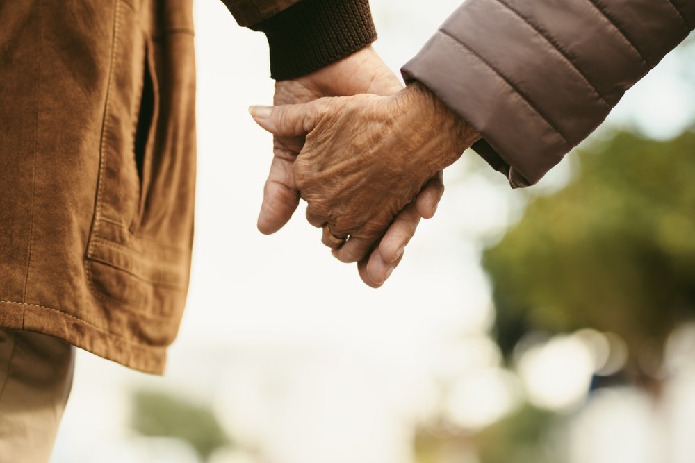 Dos adultos mayores tomados de la mano. | Foto: Shutterstock