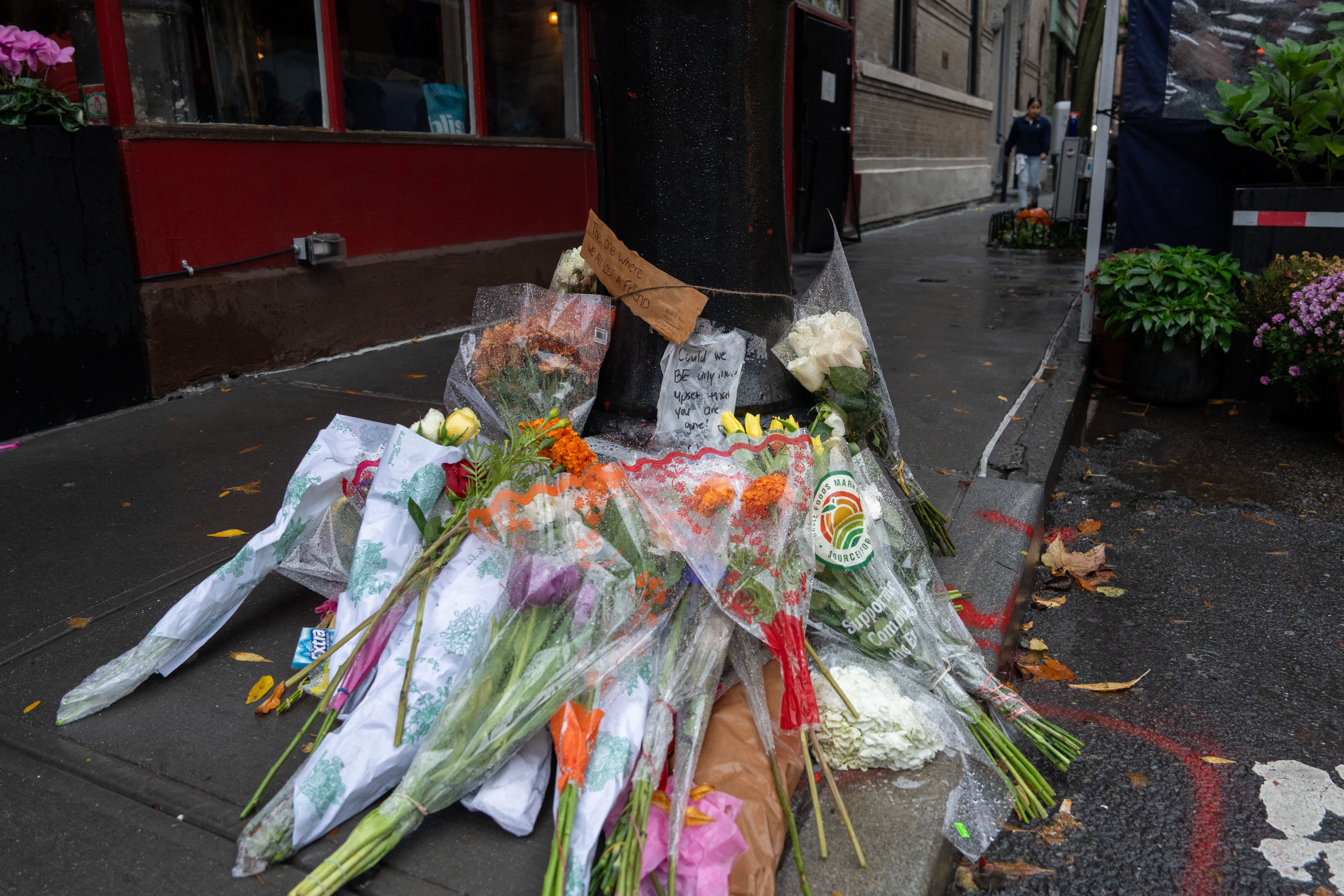 Tributes from Matthew Perry fans outside the apartment where "Friends" was filmed in New York City on October 29, 2023 | Source: Getty Images