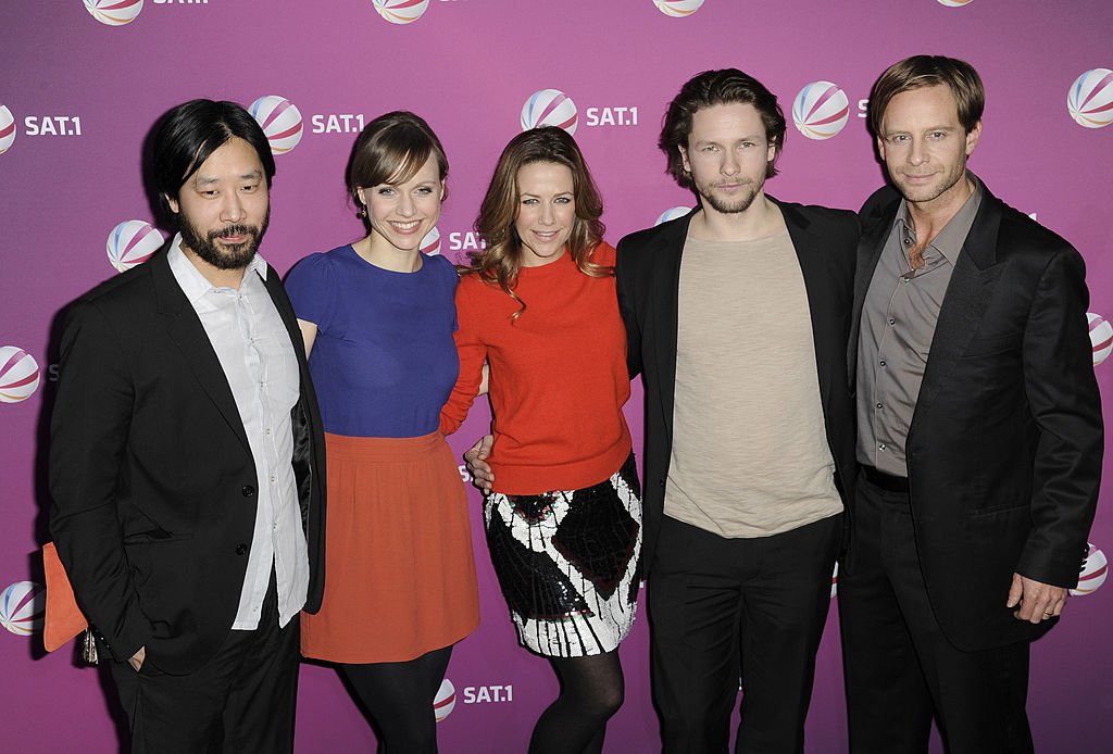 Die junge Kim, Nadja Becker, Alexandra Neldel, Bert Tischendorf und Julian Weigend nehmen an 'Die Rache Der Wanderhure' - Fototermin im G.O.P. Variete am 20. Februar 2012 in München. (Foto von Hannes Magerstaedt) | Quelle: Getty Images