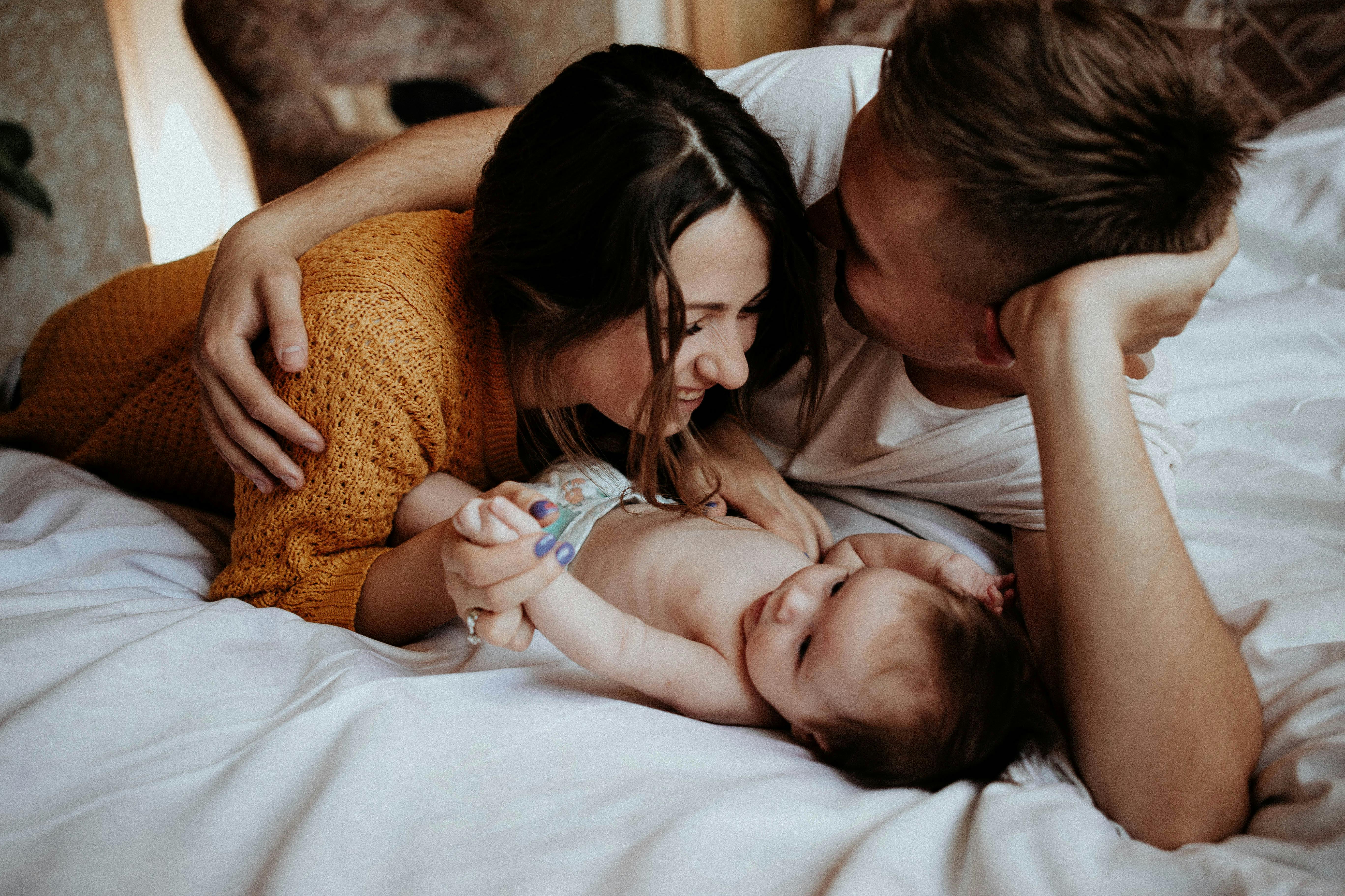 A happy couple bonding with their baby | Source: Pexels