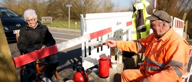 Inga y Karsten en la frontera entre Alemania y Dinamarca. | Foto: YouTube / shz.de – Nachrichten aus Schleswig-Holstein