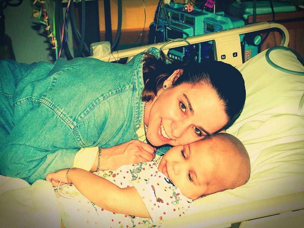 Madre junto a su pequeño con leucemia. | Imagen: Flickr Madre junto a su pequeño con leucemia. | Imagen: Flickr