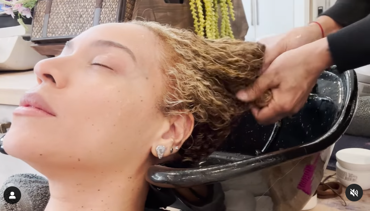 Beyoncé's blonde hair is being washed in a video shared in April 2024. | Source: Instagram/beyonce