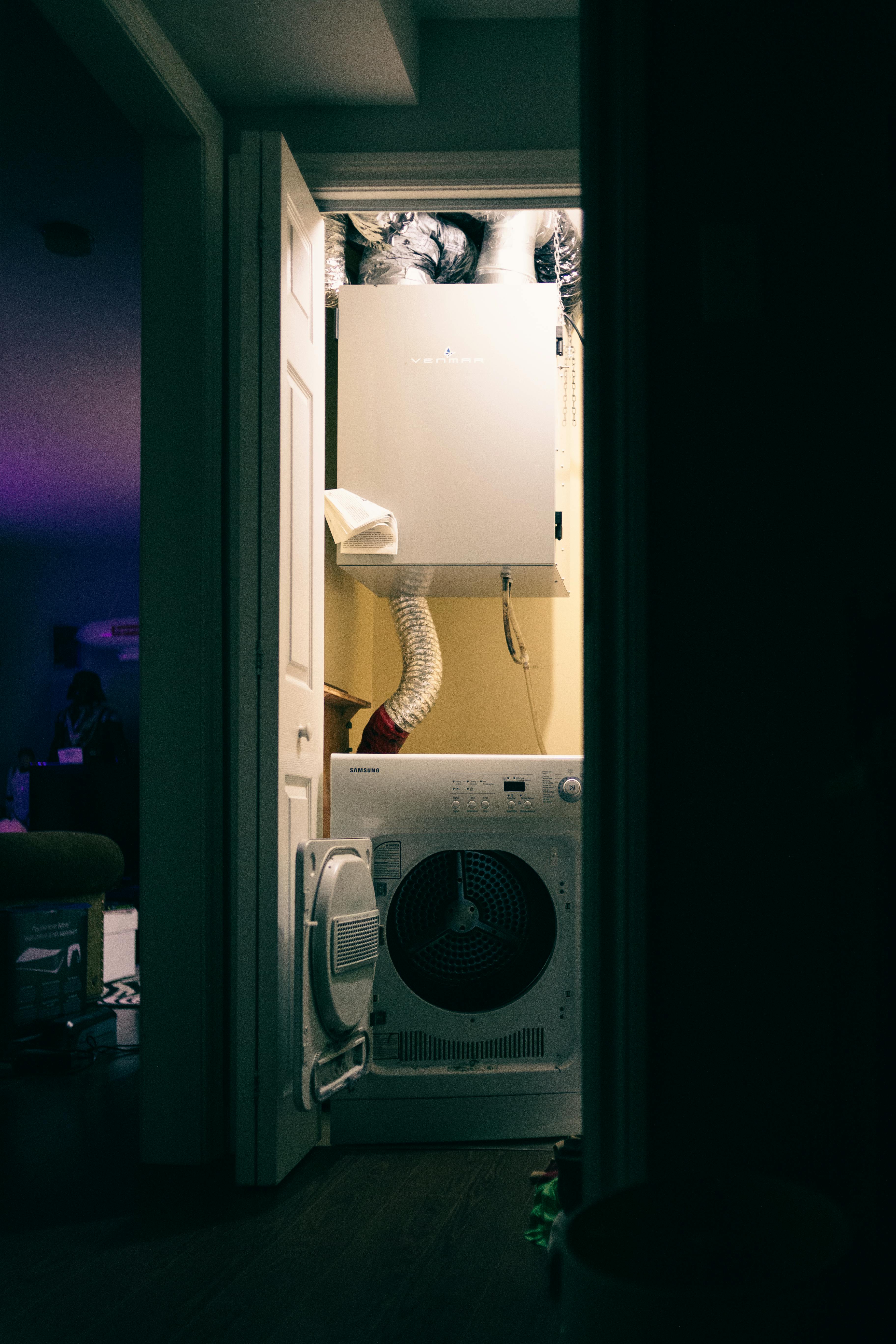 A clothes dryer in the garage | Source: Pexels