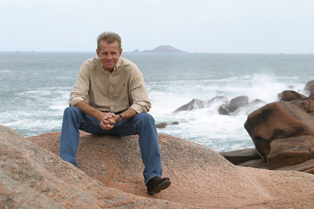 Patrick Poivre d'Arvor au bord de la mer à Trégastel. l Source : Getty Images