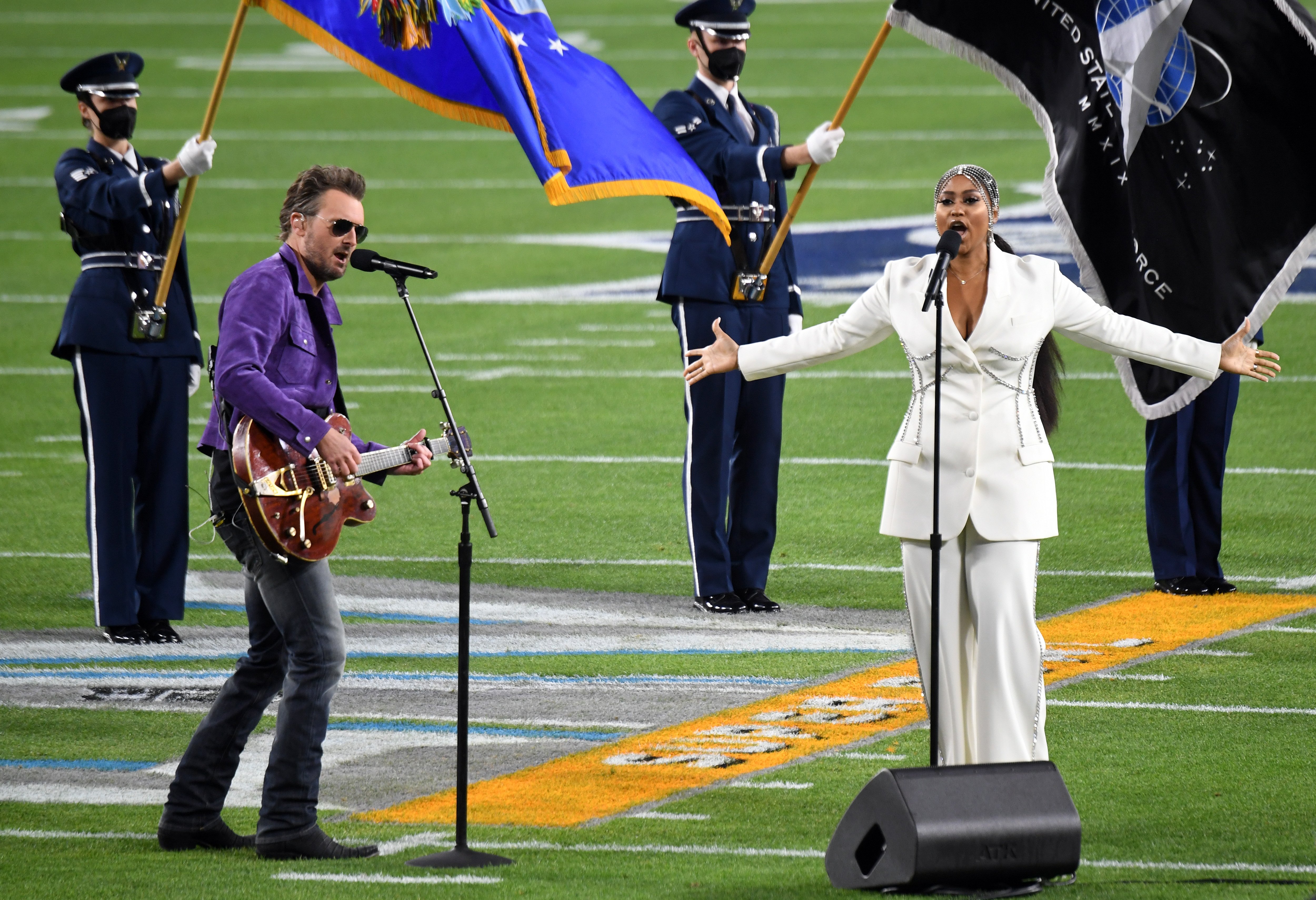Jazmine Sullivan and Eric Church amazed the crowd with their rendition of The Star-Spangled Banner at the 2021 Superbowl, in Tampa, February, 2021. | Photo: Getty Images. 