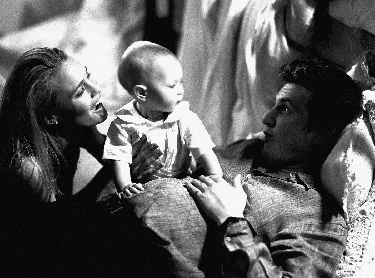 Sean Penn, Robin Wright, and their daughter Dylan in Malibu, California in December 1990 | Source: Getty Images