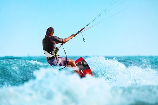 Un homme qui fait du kitesurf | Photo : Pixabay