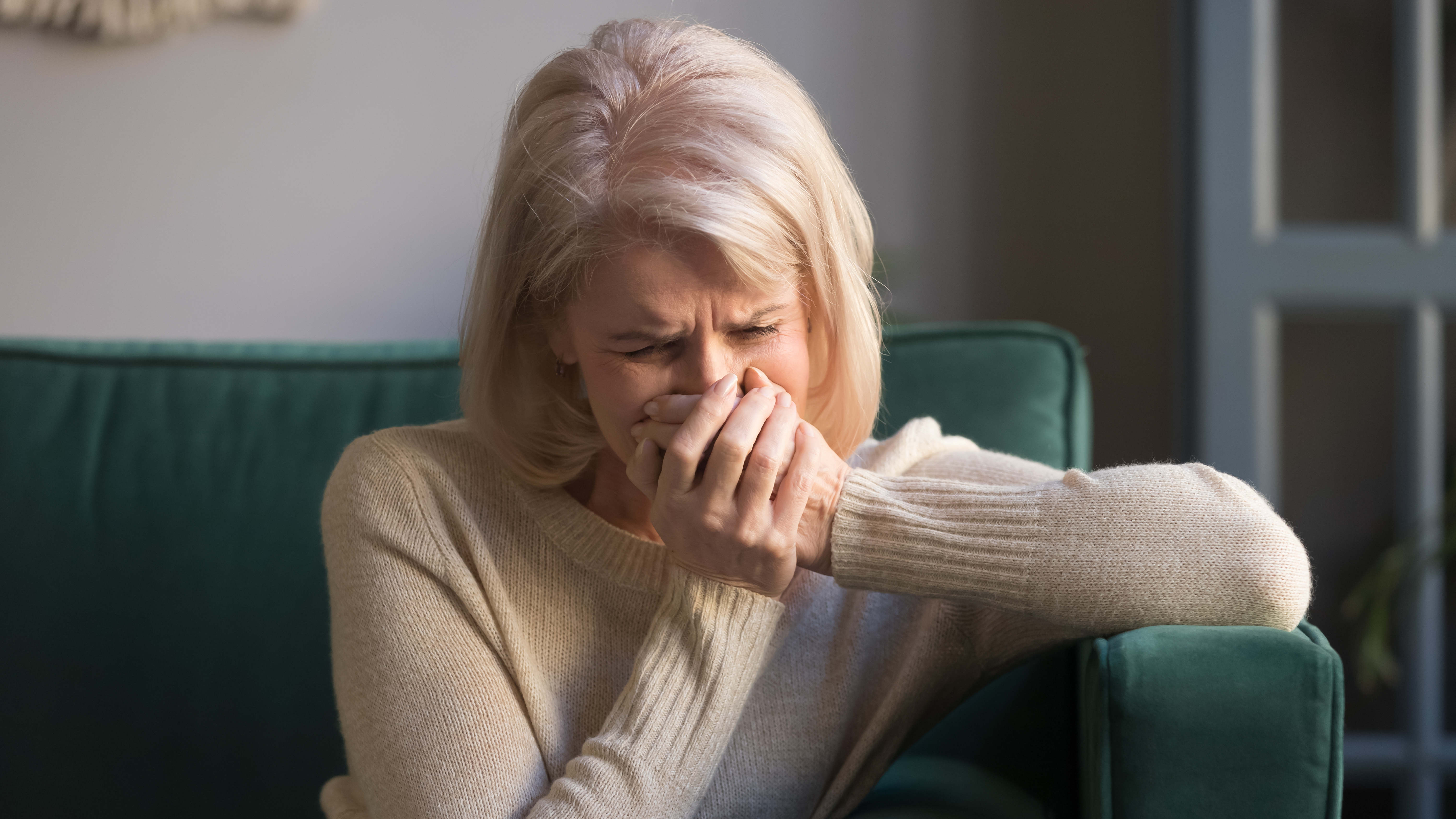 Una mujer de mediana edad llorando.│Foto: Shutterstock