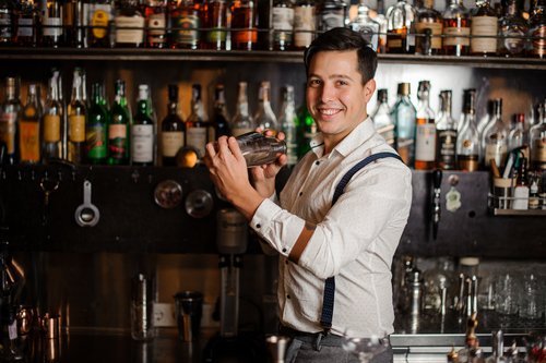 A smiling bartender. | Source: Shutterstock.