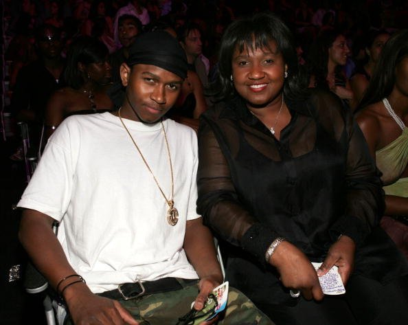 Jonnetta Patton (R) mother of Usher with her son pose for a photo at the 2004 MTV Video Music Awards at the American Airlines Arena August 29, 2004, in Miami, Florida. | Source: Getty Images.