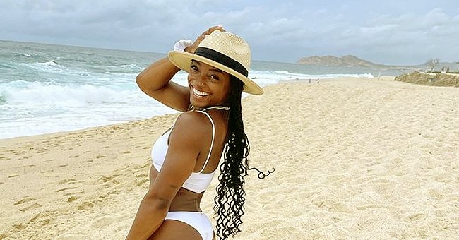 Simone Biles poses for a picture on a beach | Photo: instagram.com/simonebiles