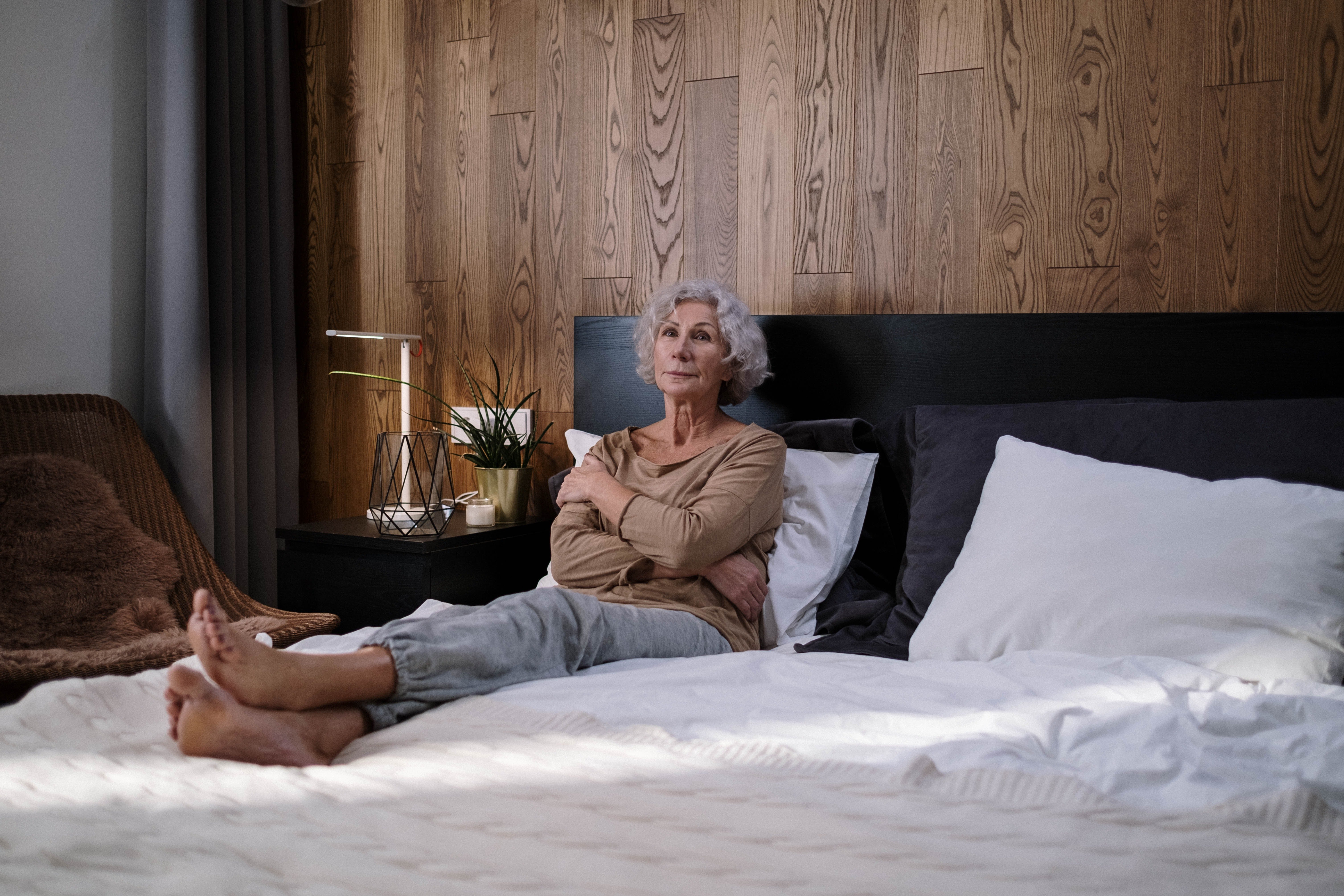 Mujer mayor en su cama. | Foto: Pexels