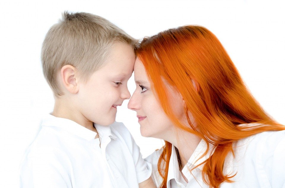 Mother and son staring into each other's eyes. | Photo: Pixabay