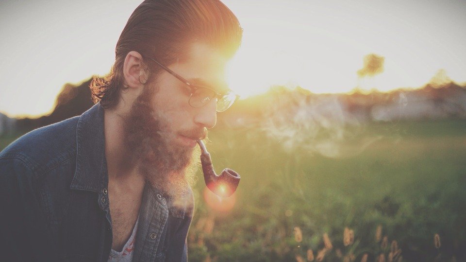 Persona fumando / Imagen tomada de: Pixabay Persona fumando / Imagen tomada de: Pixabay