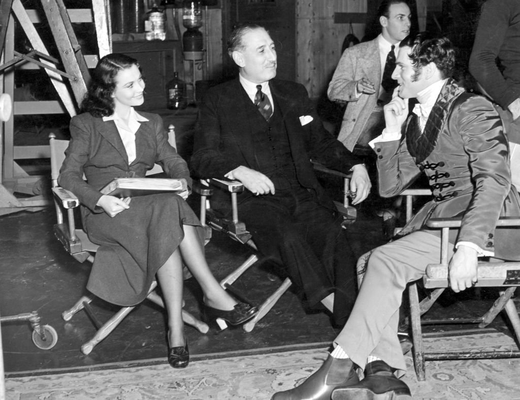 Vivien Leigh and Laurence Olivier entertaining millionaire Sir Victor Sassoon on the set of "Waterloo Bridge," in 1940 | Photo: Getty Images