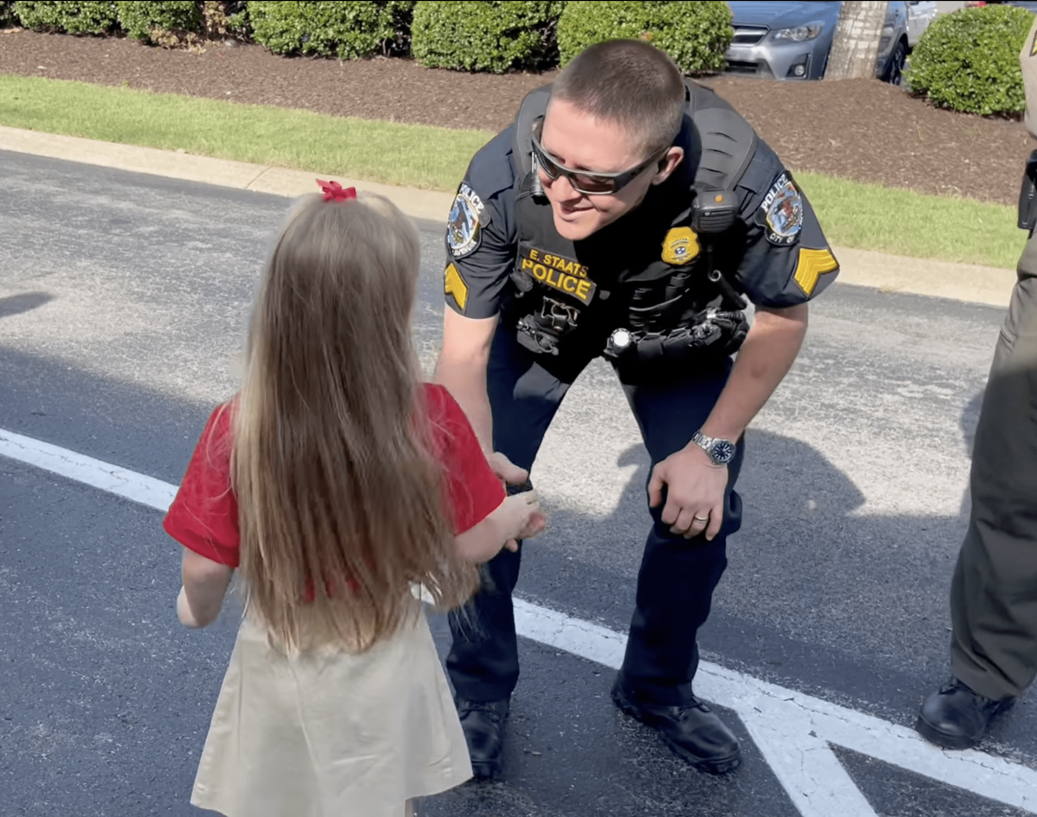 Anna Stolinsky shaking an officer. | Source: Facebook.com/La Vergne Police Department