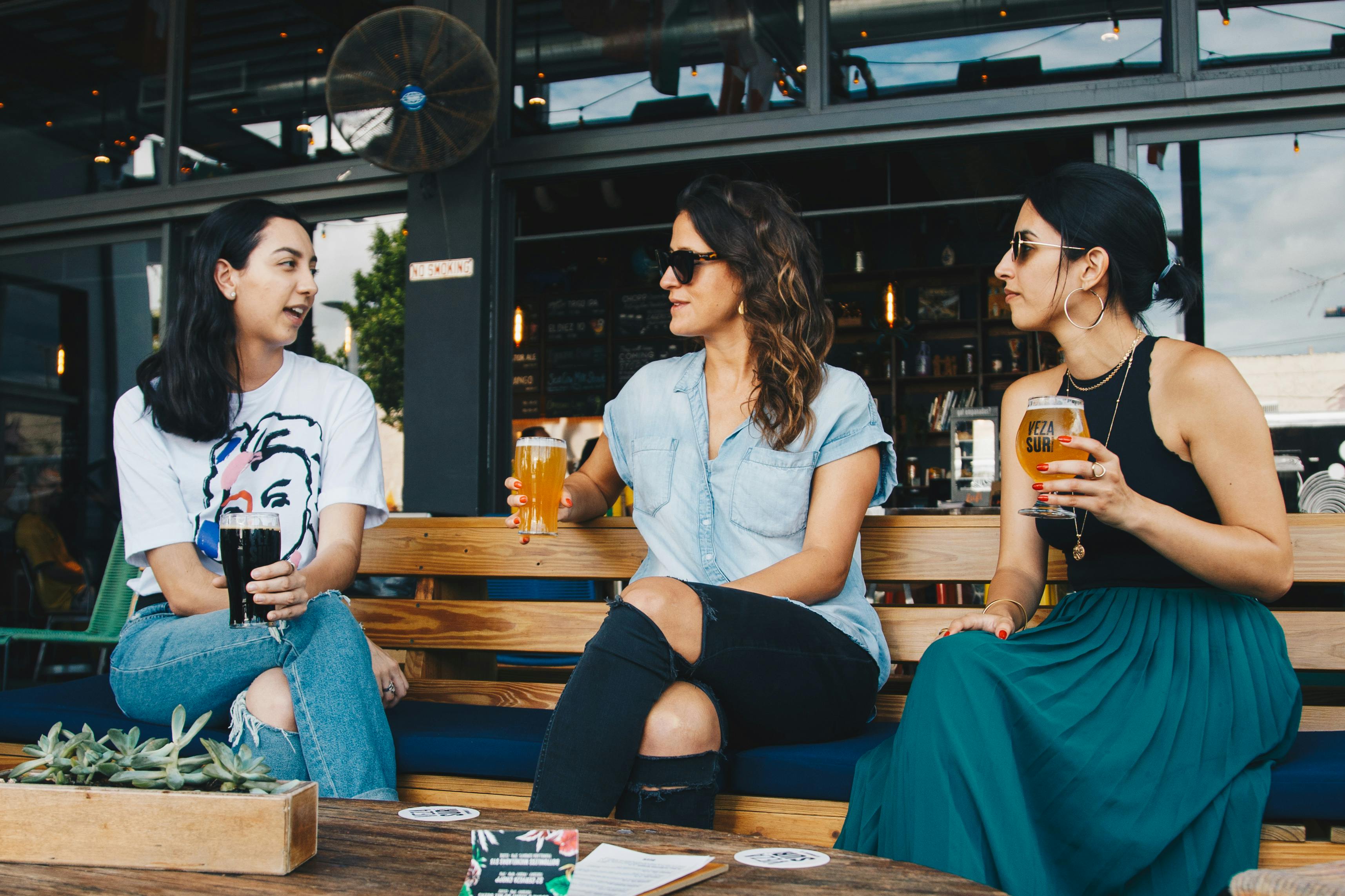 Woman hangs out with her friends | Source: Pexels