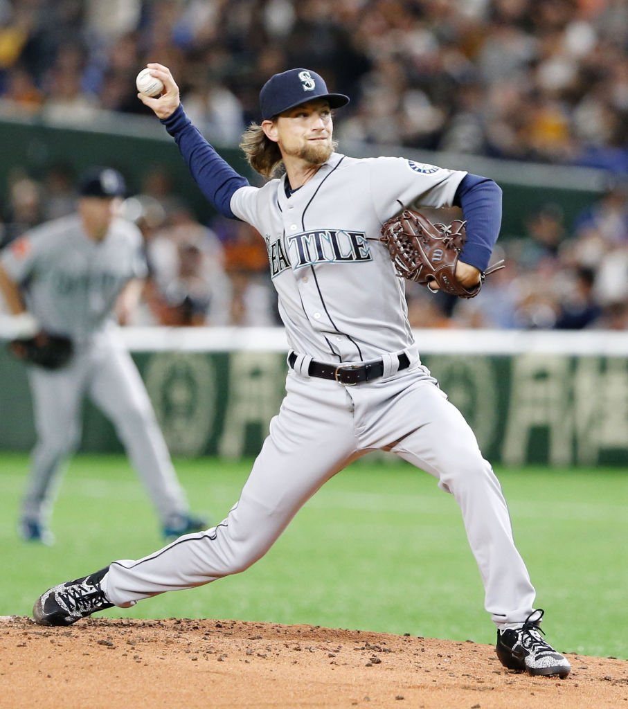 Mike Leake pitches in an exhibition game against the Yomiuri Giants on March 17, 2019 | Photo: Getty Images