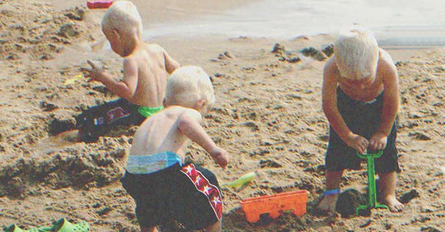 Tres niños jugando en la playa | Foto: Shutterstock