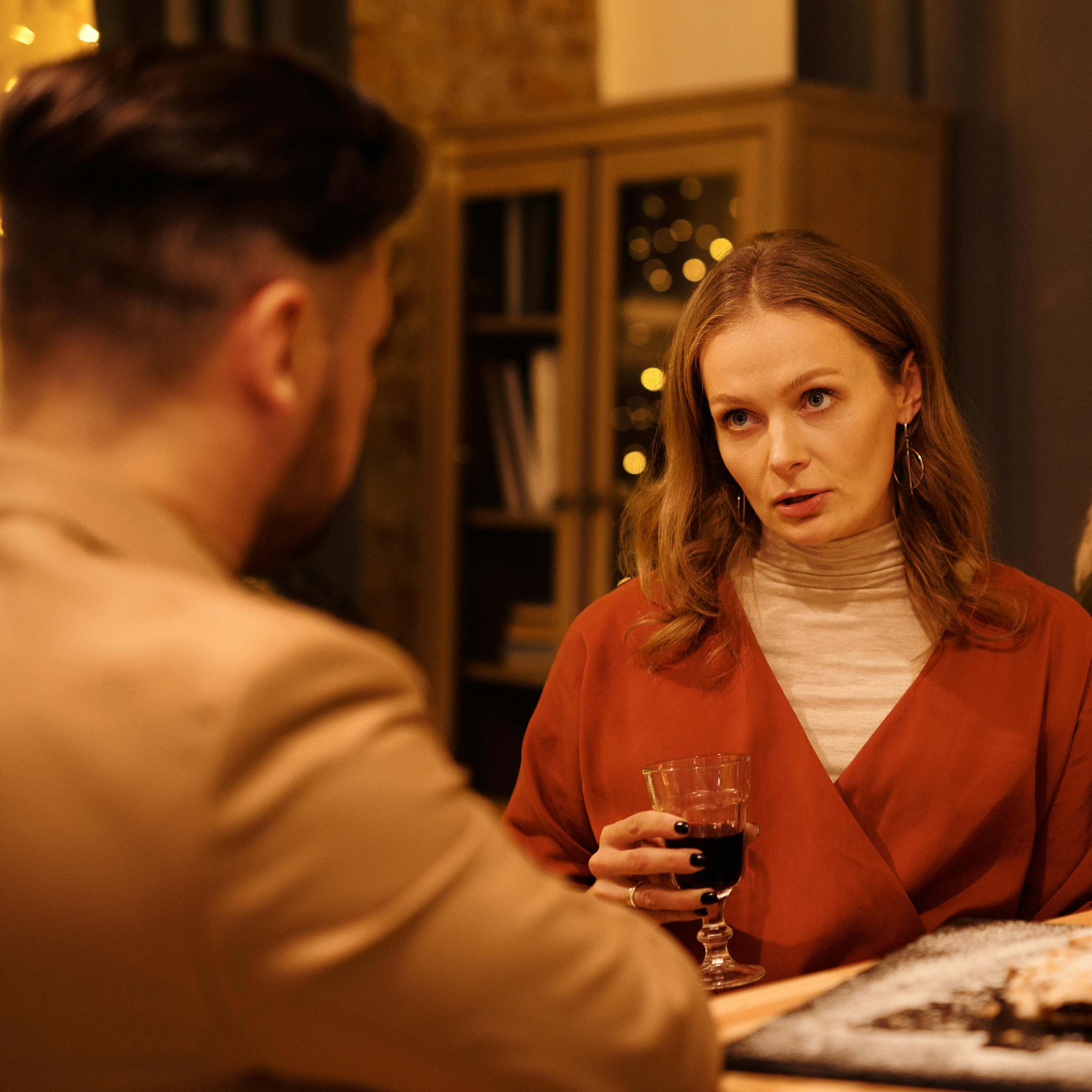 A couple having a conversation over dinner | Source: Pexels