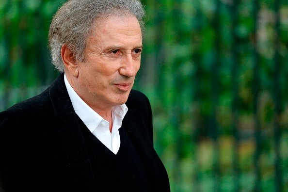 Michel Drucker arrive à l'église Saint-Germain-des-Pres à Paris le 4 juin 2020. |Photo : Getty Images