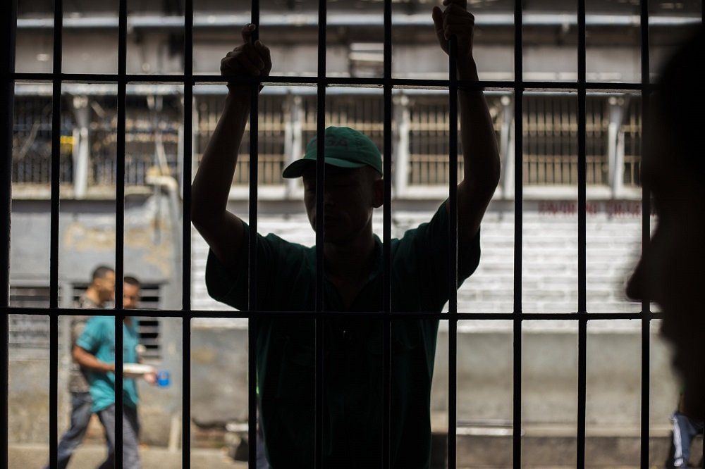 Hombre tras las rejas. | Imagen:Flickr Hombre tras las rejas. | Imagen:Flickr